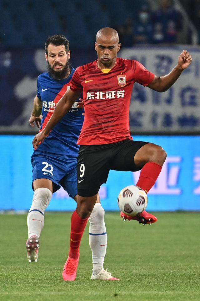 星空体育平台-亚泰大杀器横扫上海滩 连续4场破门冲击金靴