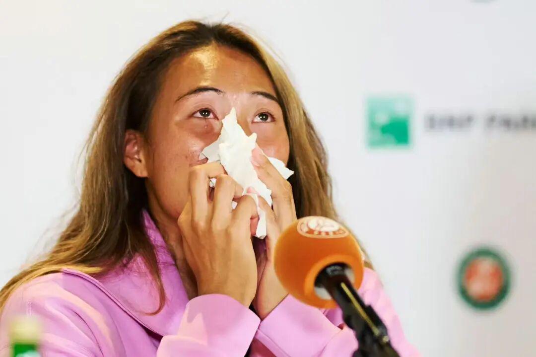 星空体育-一轮游！2026法网女单首轮：郑钦文0比2出局 泪洒发布会